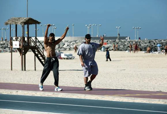 xzsvybxjs9ejn05g.D.0.Hrithik-Roshan-Trains-with-Kris-Gethin-for-Krrish-3-Photo