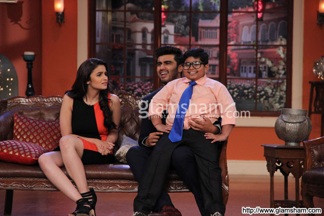 04-2states-cast-on-the-sets-of-comedy-night-with-kapil