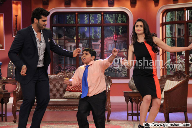 05-2states-cast-on-the-sets-of-comedy-night-with-kapil