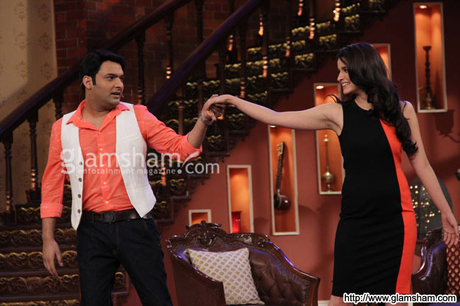 06-2states-cast-on-the-sets-of-comedy-night-with-kapil