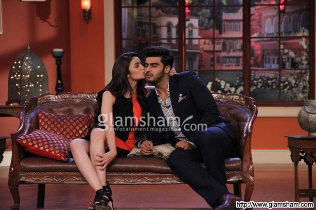 08-2states-cast-on-the-sets-of-comedy-night-with-kapil