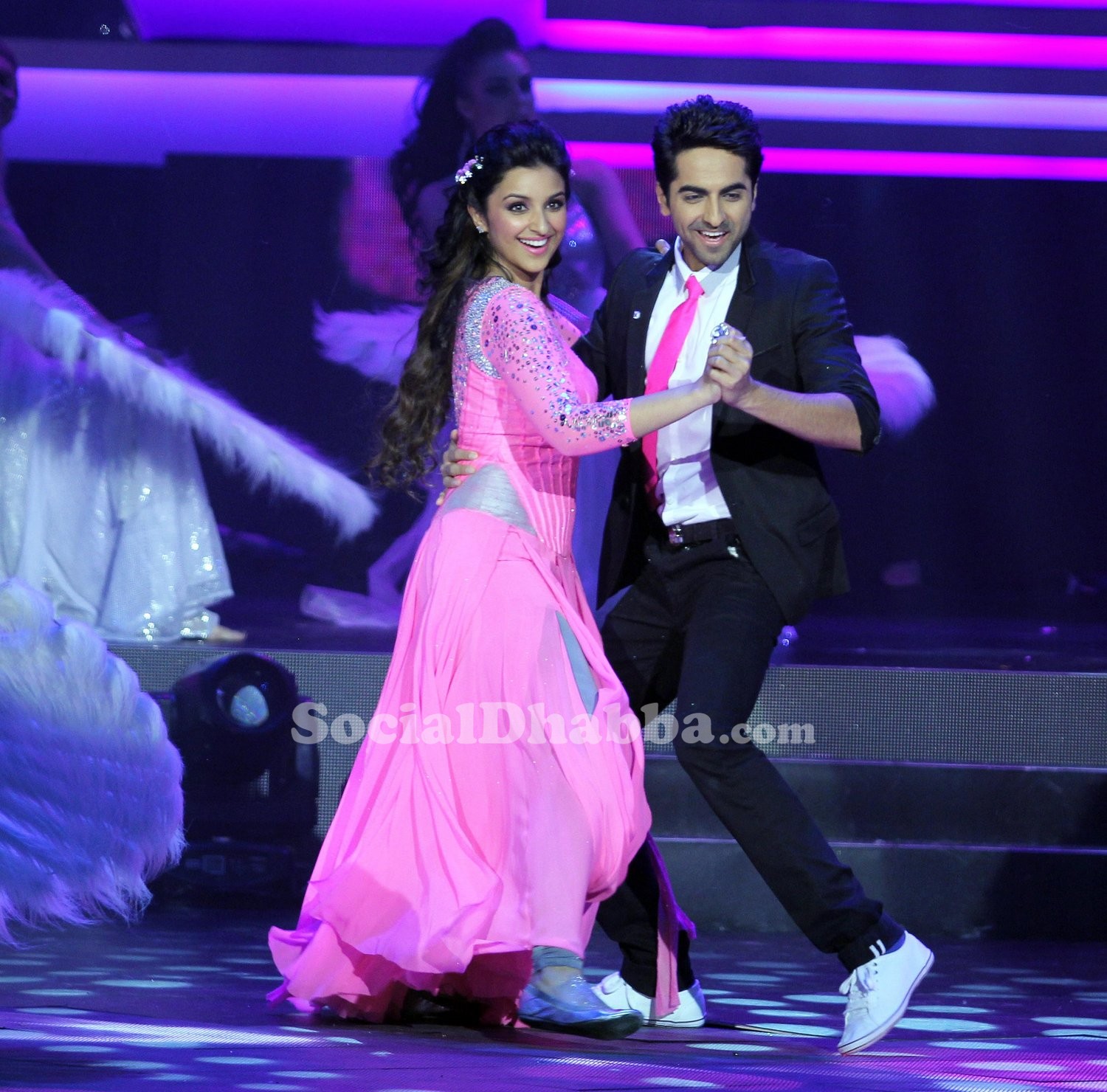 Parineeti-Chopra-Ayushmaan-Khurana-perform-at-the-14th-Tata-Motors-IIFA-Awards