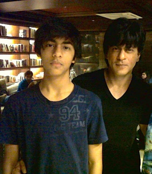 2090_shah_rukh_khan_and_aryan_khan_snapped_at_mannat